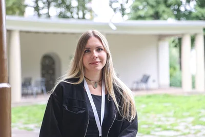 Josephine Fleischhauer von der Akademie Bochmann für wertschätzende Kommunikation unterstützte Besucher bei ihren ersten Versuchen, sich gegenüber zu sitzen und in die Augen zu schauen.