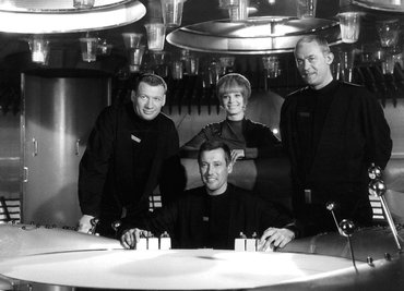 Die Filmszene von 1965 aus dem Science-Fiction-Klassiker "Raumpatrouille Orion" zeigt (v. l.) Leutnant Mario de Monti (Wolfgang Völz), Major Cliff Allister McLane (Dietmar Schoenherr), Leutnant Tamara Jagellovsk (Eva Pflug) und Leutnant Hasso Sigbjoernson (Claus Holm) in ihrem Raumschiff.