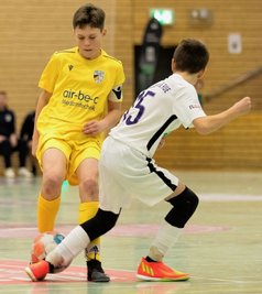 Das Finale beim Silbernen Budenzauber 2022 in der Ernst-Grube-Halle in Freiberg bestritten die U13-Teams von Carl Zeiss Jena und FC Erzgebirge Aue. Hier im Zweikampf Max Wien (l.) gegen Erik Gulden (r.) . 