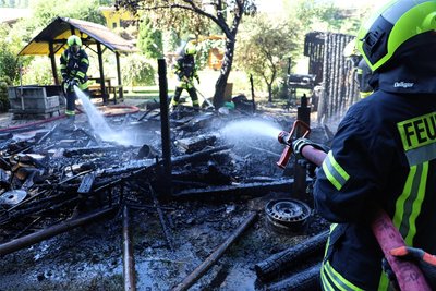 Die Feuerwehr konnte nichts mehr retten, der Schuppen brannte komplett ab.
