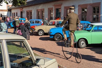 Während viele Teilnehmer mit vierrädrigen Gefährten gekommen waren, war Helmut Arnold mit seinem Hochrad auf zwei Rädern unterwegs.