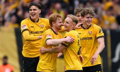 Dynamo feiert den Klassenerhalt.