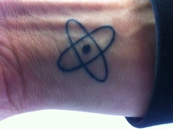 Das "Atomino"-Symbol als Tätowierung auf dem rechten Handgelenk des Klub-Mitbegründers Jan Kummer. Das gleiche Zeichen trägt unter anderem sein Sohn Felix, Sänger der Band Kraftklub.