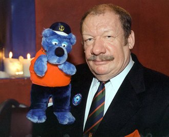 Wolfgang Völz mit einer Plüschfigur von Käpt'n Blaubär, dem er seine Stimme lieh.