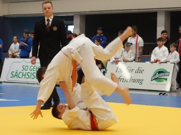 Tobias Winklmann (unten) wendet eine Opfertechnik an. Bei der Siegerehrung stand der Rodewischer Judoka auf dem obersten Treppchen. Er war einer von zwei Meistern, die der JV Ippon stellte.