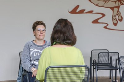 Antje Götz (im Hintergrund) kostete es zunächst Überwindung, sich dem fünfminütigem Augenkontakt auszusetzen, sagte sie hinterher.