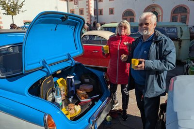 Aus der Nähe von Pirna waren Gerd Böhme und seine Frau gekommen, die ihr Picknick auf dem Schlosshof sichtlich genossen.