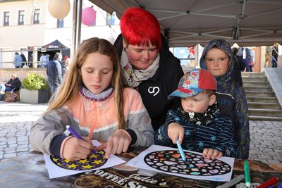 Melanie Kirschig mit ihren Kindern Nele, Reik und Finn an der Kreativstation am Springbrunnen.