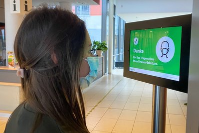 Maskenscanner bei Helios: Im Eingangsbereich des Helios Vogtland-Klinikums überwacht ein neuartiger Scanner die Einhaltung der Maskenpflicht in dem Krankenhaus. 