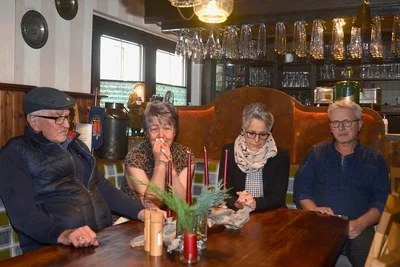 Gedrückte Stimmung in der Gaststube: Joachim und Annelie Zoglauer (v. l.) führten das Lokal von 1991 bis 2014; dann übergaben sie an Tochter Annett Zoglauer-Schmider und Schwiegersohn Thomas Schmider, halfen aber weiterhin mit. Am 31. Dezember ist zum letzten Mal geöffnet.
