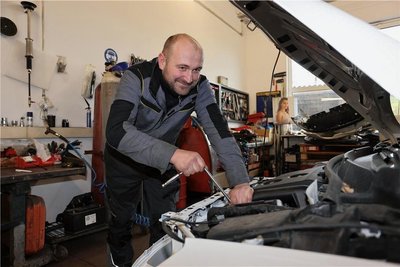 Ohne die acht Mitarbeiter läuft nichts: Thomas Friedemann beim Schrauben in der Werkstatt. 