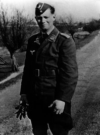 Helmut Schmidt im Frühjahr 1940 als Leutnant der Luftwaffe an einem unbekannten Ort. Dieses Foto hing bislang als Bild in der Bundeswehr-Universität in Hamburg und wurde jetzt entfernt.