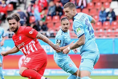 Dominic Baumann (l.), der als einziger FSV-Akteur in der bisherigen Saison zwei Tore erzielte, im Spiel gegen Wehen Wiesbaden (r.: Max Reinthaler) in Aktion. 