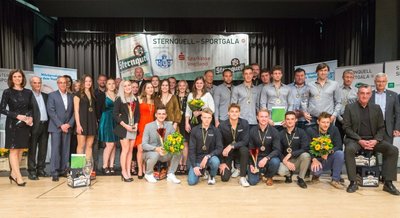Bei der Ehrung der Mannschaften wird es regelmäßig eng auf der Bühne. Das Foto entstand im Oktober 2021, als in Markneukirchen die Cheerleaderinnen von Cheermania Auerbach als beliebteste vogtländische Mannschaft der vergangenen 25 Jahre ausgezeichnet wurden. 