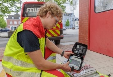 Max Bärthel, hier beim Check der Ausrüstung, leitet die First-Responder-Gruppe Thum. 