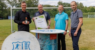 Eric Gläser (l.) von der Fachstelle Ehrenamt des Landkreises hat André Flade (2. v. l.) die Auszeichnung "Ehrenamt des Monats" überbracht. Auch Bürgermeister Sebastian Nestler und der zweite Vorsitzende des FC Sehmatal, Stephan Wagner (r.), waren bei der Würdigung dabei. 