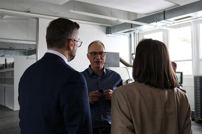 Geschäftsführer Christian Müller (Mitte) sprach mit Sachsens Wirtschaftsminister Martin Dulig und Staatssekretärin Barbara Meyer.