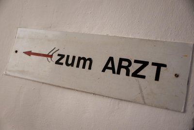 Der Ärztemangel in vielen Bereichen hat auch zu längeren Wartezeiten in den Praxen geführt. (Symbolfoto)