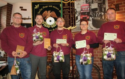 Sie wurden am Samstag auf der Jahreshauptversammlung der 1. Bürgerlichen Schützengilde zu Oelsnitz für ihre Leistungen im Verein ausgezeichnet: (von links) Danny Nagrodzki, Peter Fritzsch, Pascal Schön, Patricia Fläschendräger und Andreas Tiepner. 