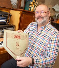 Jörg Einert zeigt eine Notenrolle, die Edvard Grieg im Jahr 1906 bei der Leipziger Firma Hupfeld eingespielt hat. 