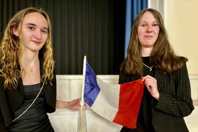 Jasmin Voit (l.) und Marlene Hartmann sprechen fließend Französisch. Das kommt nicht von ungefähr. Denn am Schneeberger Herder-Gymnasium spielt diese Sprache eine große Rolle.