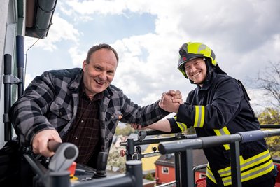 Oberbürgermeister Martin Antonow steigt aus dem Rathausfenster zu Feuerwehrmann Florian Uhlig in den Personenkorb des Drehleiterfahrzeuges.