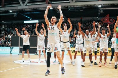 Selbst er ließ es kurz krachen: Der ansonsten sehr introvertierte Arnas Velicka war nach dem Derbysieg Frontmann bei der La-Ola. 
