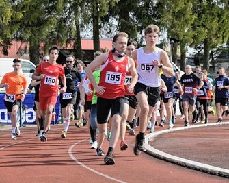 Bei der 30. Treuener Stadtmeisterschaft im Straßenlauf waren über 200 Teilnehmer am Start.