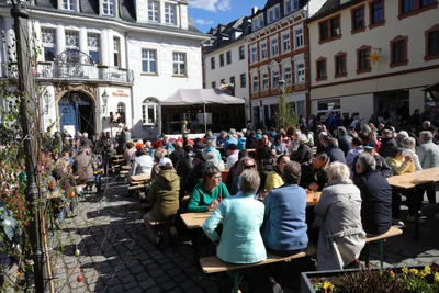 Kein Platz zu finden: Das Bühnenprogramm mit Happy Feeling und das Frühlingswetter zeigten Wirkung.