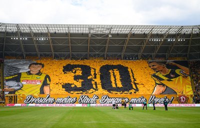 Die Fans im K-Block zeigen für Stefan Kutschke (Dynamo Dresden) zur Verabschiedung eine Choreographie.