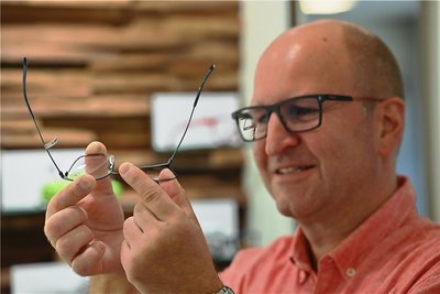 Drehen, Knicken, Biegen - moderne Brillenfassungen wie diese sind sehr widerstandsfähig und gehen auch bei unvorsichtiger Behandlung nicht gleich kaputt. Der Chemnitzer Augenoptikermeister Thomas Hermann empfiehlt sie besonders Kindern und Jugendlichen. 