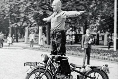 Johannes Werner handelte in den 1930er-Jahren nicht nur mit Motorrädern. Er war auch ein begeisterter Motorsportler, zeigte gern Kunststücke. 