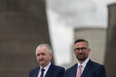 Seit 2014 Kabinettskollegen: Wirtschaftsminister Martin Dulig (SPD/rechts) und der frühere Landwirtschaftsminister und jetzige Regionalentwicklungsminister Thomas Schmidt (CDU) beim Besuch der EU-Regionalkommissarin Elisa Ferreira in Boxberg.
