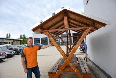 Bauhof-Leiter Norman Uhlig an der Hütte des ehemaligen Grillplatzes an der Kellerwiese. Dieser wurde im Februar wegen immer größerem Vandalismus abgebaut.