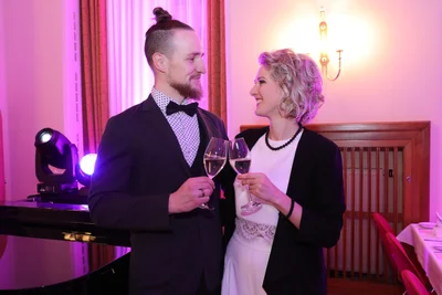 Theatermitarbeiterin Franzy Kwetkat konnte noch einmal ihren Brautanzug tragen. Ihr Mann Dominik freute sich darüber.