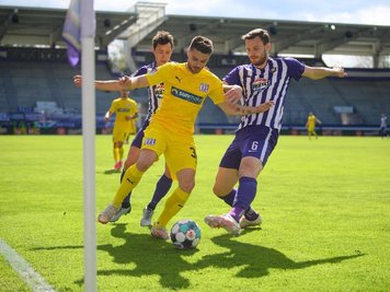 Aues Clemens Fandrich (l) und Florian Ballas versuchen Osnabrücks Maurice Multhaup (M) an der Eckfahne vom Ball zu trennen.