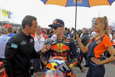 Alex Hofmann wechselte nach der Karriere hinter die Kamera, führt mit den WM-Motorradpiloten (hier Pol Espargaro) TV-Interviews. 