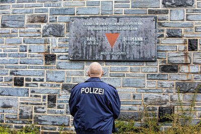 Die Gedenktafel zu Ehren des Lokführers Paul Dittmann am Oberen Bahnhof wurde beschmiert. Dittmann starb 1942 in Nazi-Gefangenschaft. Nun ermittelt die Bundespolizei. 