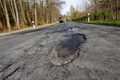 Die Kreisstraße zwischen den beiden Plauener Ortsteilen gilt als eine der schlechtesten Pendlerachsen der Stadt.