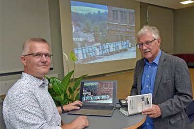 Filmvorführung im Stadtsaal der Baumwollspinnerei. Industriefilmer Günter Merkle (rechts) und André Stefan von der Stadtverwaltung waren Gastgeber und Akteure: Sie stellten den 1994 gedrehten Film zur Baumwolle vor.
