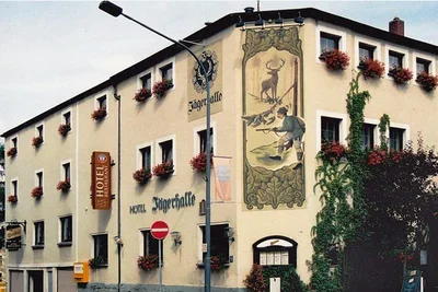 Die Jägerhalle kurz nach der Sanierung in den 90er-Jahren. 1991 eröffneten Zoglauers das Restaurant, 1992 das Hotel. Die Geschichte der Gaststätte begann 1878. Damals bekam Franz Eduard Strobel die Erlaubnis zum Bier- und Branntweinausschank sowie zum Verkauf von Speisen.