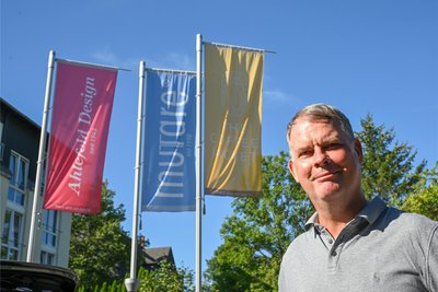 Vor dem Atelier House hat Matthias Köhler drei Fahnen seiner Markenlabel aufgezogen.