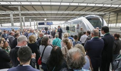 Bevor der erste Sonderzug gestern vom Gleis 10 des Chemnitzer Hauptbahnhofs startete, wurde er auf den Namen Chemnitz getauft.  Foto: Toni Söll