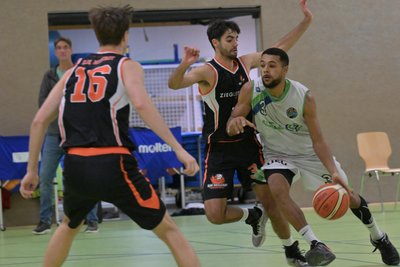 Der Zwickauer Trainer Stephan Wolf (im Hintergrund) verfolgt die Aktion seines Kapitäns Jevon Perschnick (am Ball) gegen die Neustädter Defense. Perschnick ist mit 24 Punkten pro Spiel bisher bester Zwickauer Scorer.
