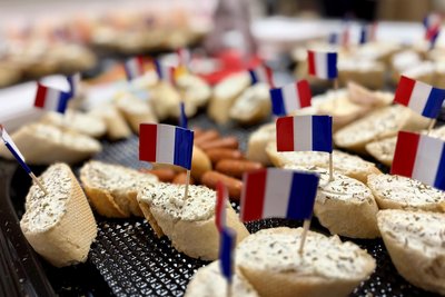 Sogar die Häppchen gab es zur Zertifikatsvergabe stilecht im Frankreich-Look.