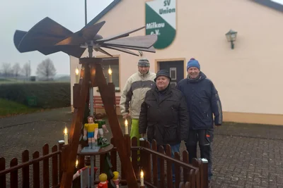 Ralf Kriz, Gottfried Gerstenberger und Andreas Wagner (v. l.) haben die Pyramide gemeinsam vor dem Milkauer Vereinsheim aufgestellt.