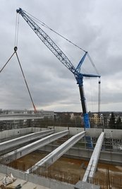 Ein eigens herangefahrener 500 Tonnen schwerer Kran hat am Donnerstag an der künftigen Marianne-Brandt-Oberschule sogenannte Dachbinder auf die Außenmauern gehoben
