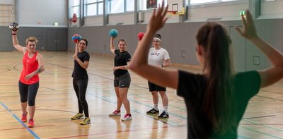 Erstmals wieder unterm Hallendach: Viviane Kühn, Amrit Bola, Vanessa Kaiser, Jule Poch und Torhüterin Lamia Graf haben in dieser Woche die Chance bereits genutzt und von den Corona-Lockerungen im Sport profitiert. Andere Mannschaften bleiben trotzdem an der frischen Luft. 