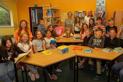 Schulleiterin Ina Gabler und ihr Stellvertreter Stefan Meinel mit den Gewinnern des Geschichtswettbewerbs des Bundespräsidenten.