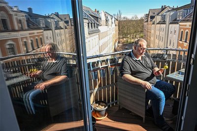 Ulrich Preuß auf dem Balkon seiner Wohnung im Chemnitzer Stadtteil Sonnenberg: Nach einem Herzinfarkt, einem Schlaganfall und drei Lungenembolien ist der allein lebende 55-Jährige auf Hilfe angewiesen.